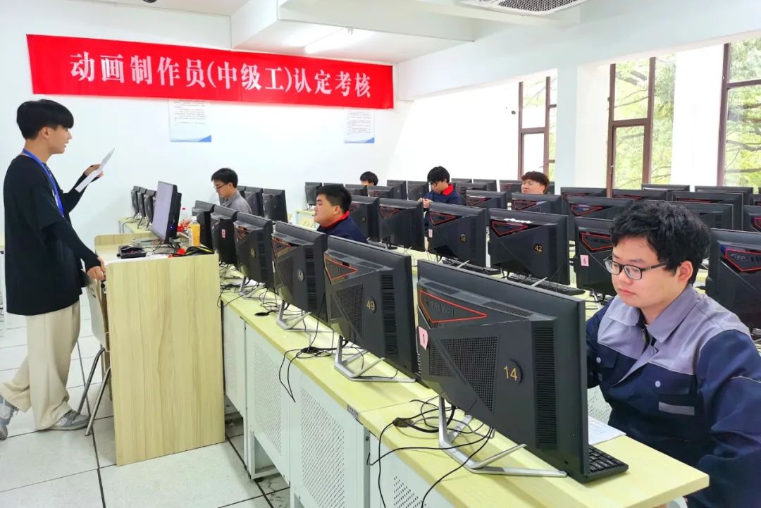 热烈祝贺温州市才华技工学校工业机器人系统操作员&电子商务师认定考核圆满成功！