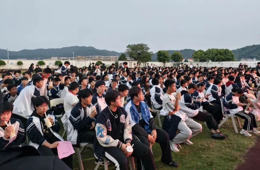 致敬劳动者，共谱青春华章|温州市才华技工学校庆“五一”文艺晚会圆满举行